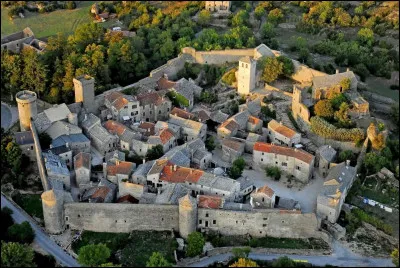 Au Moyen-Âge, comment appelait-on un village fortifié ?