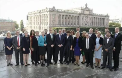 Le pays, qui n'a participé à aucune guerre depuis 1814, est resté officiellement neutre lors des deux grands conflits mondiaux ; il a rejoint l'UE en 1995.