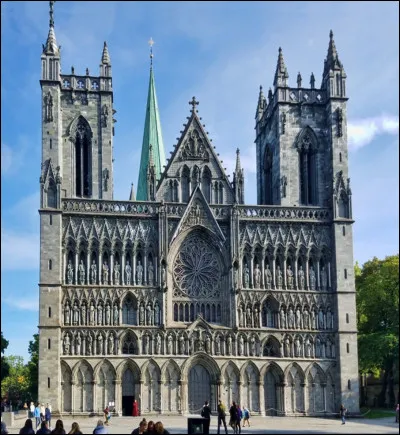 Dans quel pays Trondheim, ville de 180 000 habitants fondée au Xe siècle, se trouve-t-elle ?