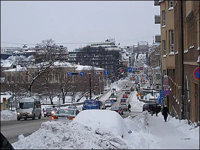 Dans quel pays la ville de Turku, 180 000 habitants, troisième agglomération du pays, se trouve-t-elle ?