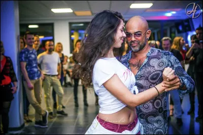 Quel est le drapeau de l'Angola, l'un des pays d'origine de la Kizomba ?