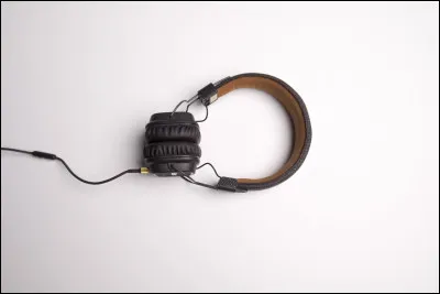 Complétez ces paroles : "Be-bop-a-Lula, she's...