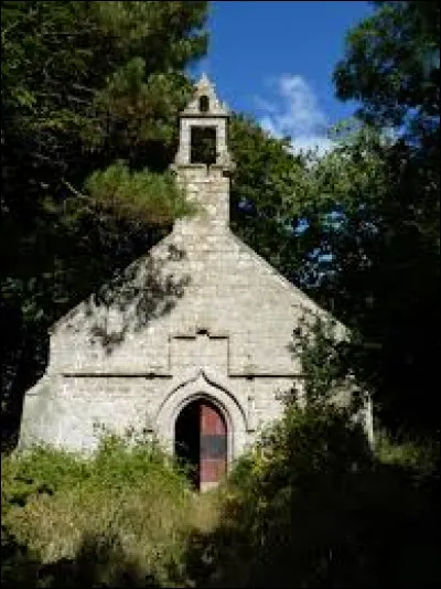 Nous sommes en Bretagne devant la chapelle Saint-Yves, au Merzer. Commune de l'arrondissement de Guingamp, elle se trouve dans le département ...