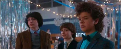 Complétez cette citation de Dustin Henderson : Je l'ai trouvé ! Je savais qu'elle l'accumulait. Je le savais. Toujours en train de mentir, en disant qu'elle est sortie. Menteuse au visage chauve. Mike, j'ai trouvé...