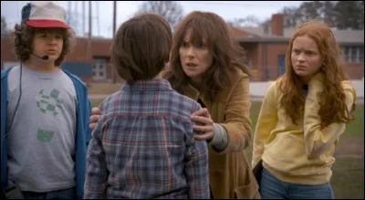 Complétez cette citation de Joyce Byers : Je ne sais pas qui t'a élevé, mais je vais t'acheter de nouveaux crayons parce qu'on dirait qu'il tire des...