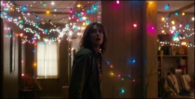 Complétez cette citation de Joyce Byers : Ce n'est pas à vous de réparer seul. Tu agis comme si tu étais seul au monde, mais tu ne l'es pas. ... n'êtes pas seul.