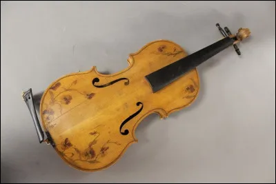 Combien de cordes un violon possède-t-il en général ?