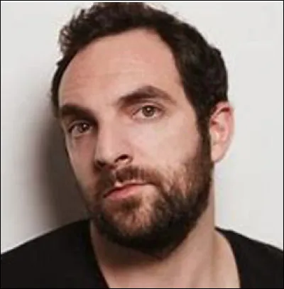 Qui est ce David, acteur français, principalement connu pour son rôle de Fabien dans la série télévisée "Scènes de ménages" sur M6 ?