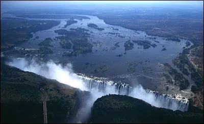 Dans quel hémisphère se trouvent les chutes Victoria sur le fleuve Zambèze ?