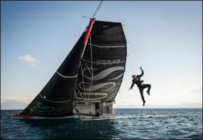 Lors de la dernière édition, combien de jours Alex Thomson a-t-il mis pour faire le tour du monde ?