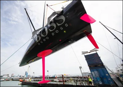 Après ses multiples avaries qu'il avait réussi à réparer, où sur son bateau a été localisée l'avarie impossible à réparer en mer qui l'a poussé à l'abandon ?