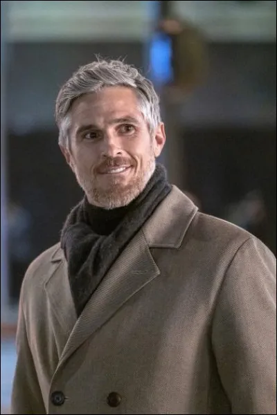 Le professeur de théâtre de Kevin adolescent vu lors de la saison 4 s'appelle Dwayne