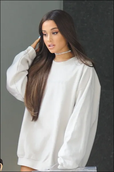 Est-elle sortie avec un des membres de Social House ?