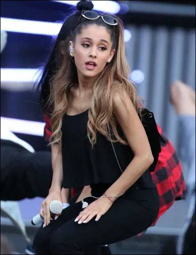 Avec qui Ariana Grande est-elle fiancée (2020) ?