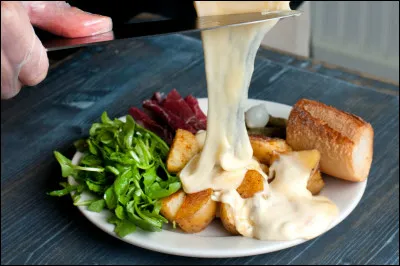Cuisine : 

Un des plats que les Français mangent le plus pendant la période de Noël se nomme la raclette. Quel est l'ingrédient de base de cette raclette tant aimée des citoyens ?