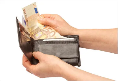 Ton ami(e) oublie son portefeuille dans la classe. Tu