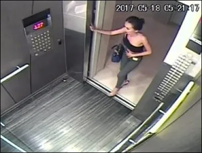 Dans un ascenseur, si l'on passe la main ou le pied en bas de cabine, les portes s'ouvrent de nouveau. Pourquoi ?