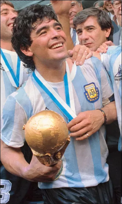 Le 25 novembre c'est Diego, Diego Maradona qui part laissant le monde bouleversé !
De quelle nationalité était-il ?
