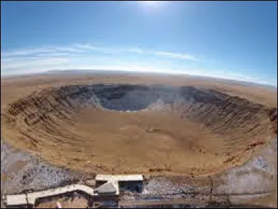 Vous pourrez admirer dans cet État le Meteor Crater. Quelle est sa profondeur ?