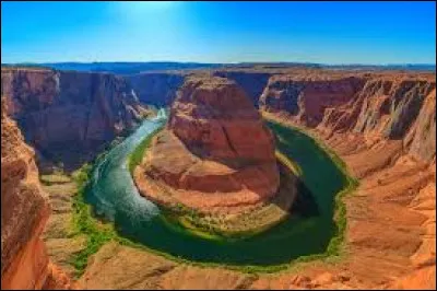 Quelle est la langue officielle de cet État depuis 2006 ?