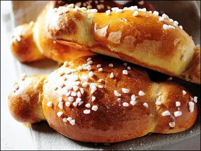 Comment s'appelle la brioche au sucre servie à Noël et à la Saint-Nicolas dans le nord de la France ?