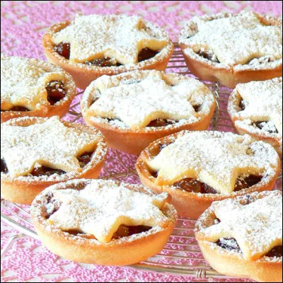 Quel dessert de Noël anglais était auparavant composé de langue de buf notamment pour montrer la richesse de l'hôte ?