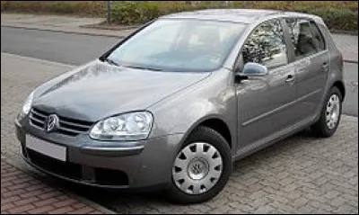 Bon... Vous en avez marre, de cette Golf 4 ? Passons alors à la Golf V. Saviez-vous que cette Golf V devient une berline et plus une compacte ?