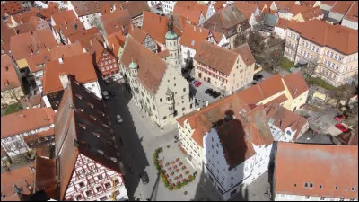 Dans quel pays se trouve N&ouml;rdlingen, ville de 20 000 habitants ?