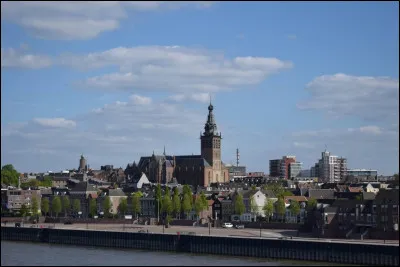Ville n&eacute;erlandaise de 170 000 habitants, situ&eacute;e sur le Waal, bras principal du delta du Rhin :