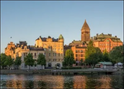 Ville su&eacute;doise de 90 000 habitants, dans le comt&eacute; d'&Ouml;sterg&ouml;tland, situ&eacute;e au fond d'une baie de la Baltique :
