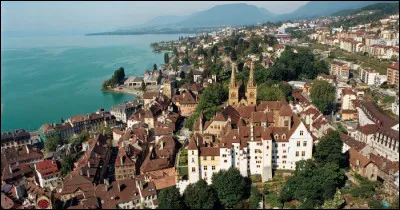 Ville suisse de 30 000 habitants situ&eacute;e au bord de son lac, sur le flanc du massif du Jura :