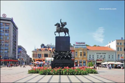 Dans quel pays se trouve Nis, ville de 170 000 habitants ?