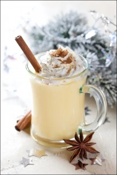 Quel alcool rentre dans la préparation du fameux lait de poule, consommé par les Américains pendant les fêtes ?
