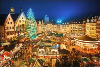 Aux Pays-Bas, à quoi ressemble le gâteau traditionnel servi à Noël et appelé "le kerstkrans" ?