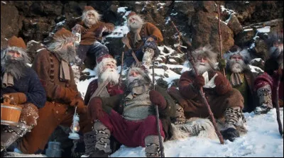 D'après la légende islandaise, quelle créature est descendue de la montagne 13 jours avant Noël pour glisser des cadeaux dans les chaussettes des enfants ?