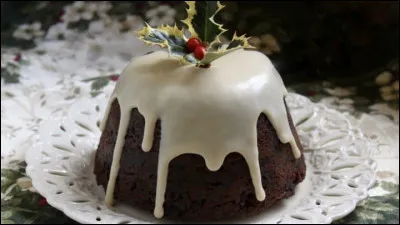 En Angleterre, que doit faire chaque membre de la famille avec le Christmas pudding ?