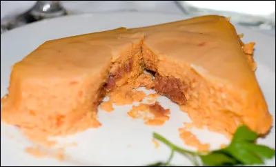 Dans quel pays mange-t-on traditionnellement du " Moin-Moin " le jour de Noël ?