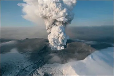 Quel volcan islandais a provoqué l'arrêt des lignes aériennes dans le Nord de l'Europe durant plusieurs jour en 2010 ?