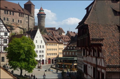 Ville allemande, située en Bavière, à l'important patrimoine architectural, capitale idéologique du régime nazi :