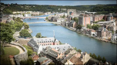 Ville belge de 100 000 habitants située au confluent de la Meuse et de la Sambre :