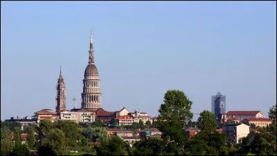 Ville italienne de 100 000 habitants, située dans la plaine du Pô, aux limites du Piémont et de la Lombardie :