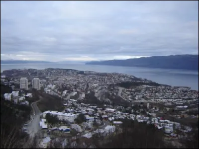Ville norvégienne de 14 000 habitants, située au delà du cercle polaire, dans un fjord :