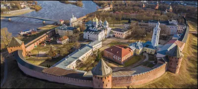 Ville russe de 220 000 habitants, dans l'ouest du pays, la plus ancienne ville de Russie, mentionnée dès le IXe siècle :