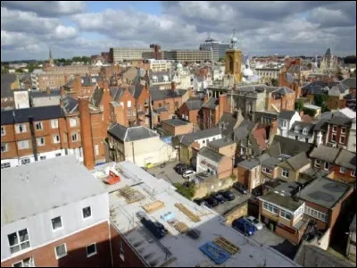 Ville anglaise de 200 000 habitants située dans le sud des Midlands :