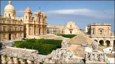 Quel pays se trouve Noto, ville de 24 000 habitants ?