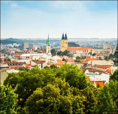Quel pays se trouve Nitra, ville de 75 000 habitants ?
