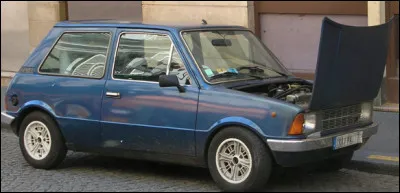 Quelle est cette marque italienne fondée en 1960, disparue en 1997, connue pour la fabrication d'une mini à italienne sous licence anglaise ?