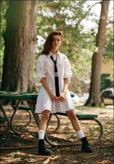 Avec quel acteur, rencontré sur le tournage de "Stranger things", est-elle en couple depuis 2017 ?