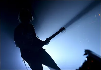 Qui est l'auteur-compositeur-interprète de la chanson : ''Je joue de la musique'' ?