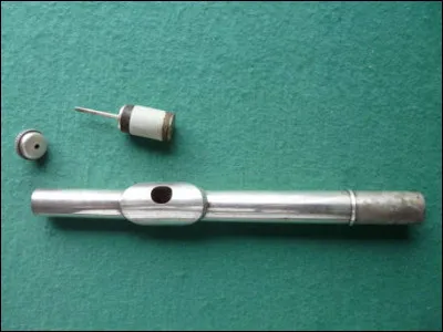 Quel est le nom de la pi&egrave;ce qui ferme le haut de la fl&ucirc;te et qui est aussi ce que porte le roi sur le sommet de la t&ecirc;te ?